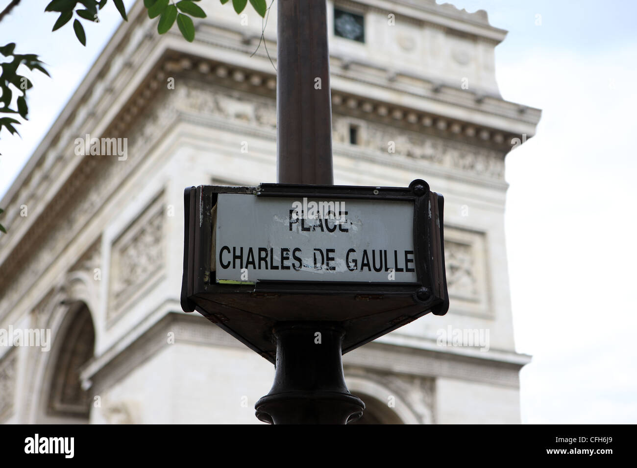 Straßenschild der Place Charles De Gaulle mit dem Triumphbogen im Hintergrund Stockfoto