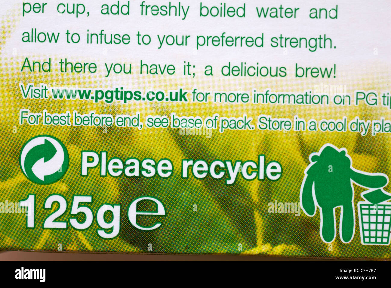Bitte recyceln Sie das Logo auf der Rückseite der PG Tips Teebeutelbox – Entsorgung Recycling Recycling Logo-Symbol Stockfoto