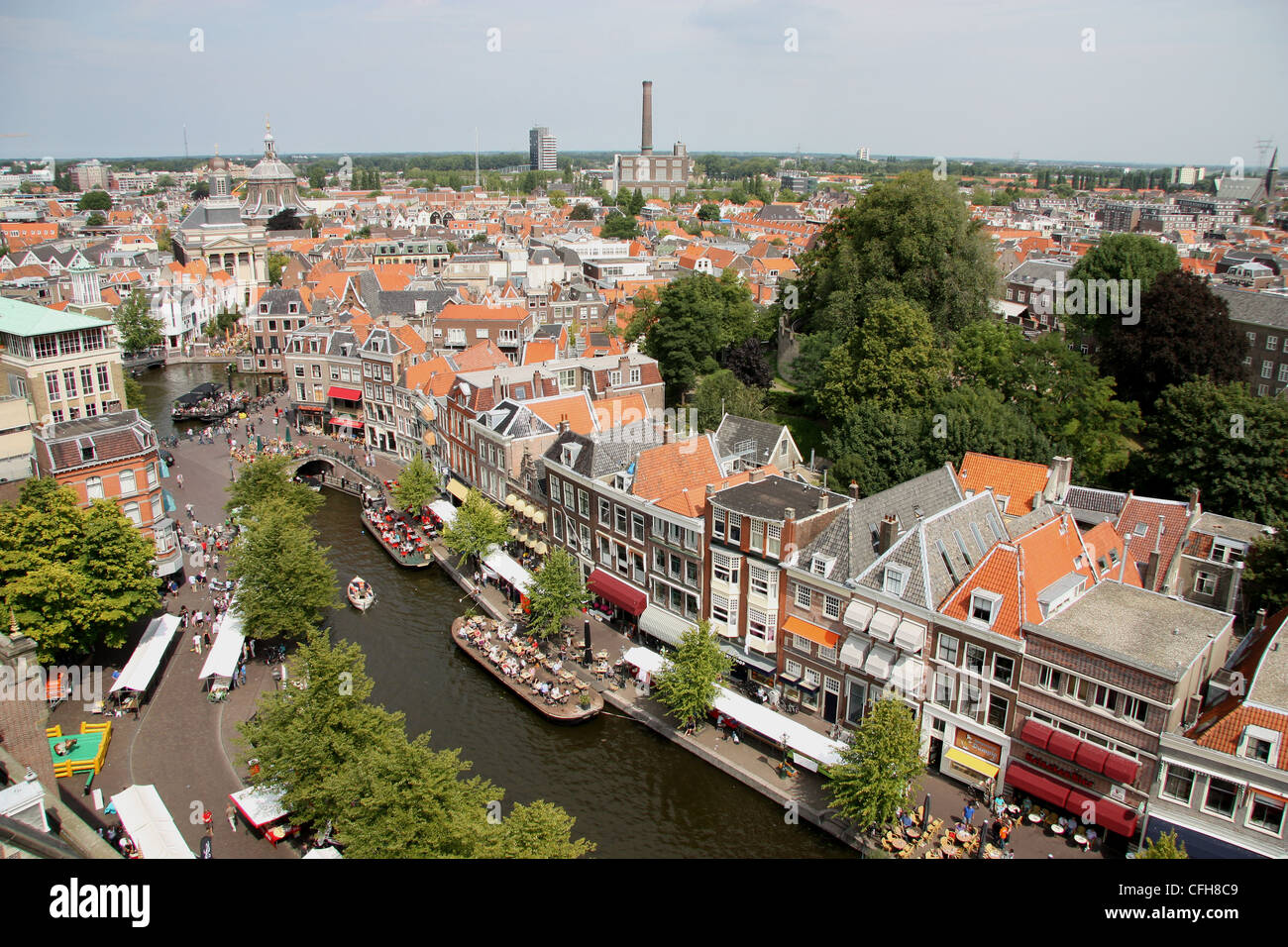 Drohnenbild aus der Altstadt von Leiden. Älteste Universitätsstadt der niederlande Stockfoto