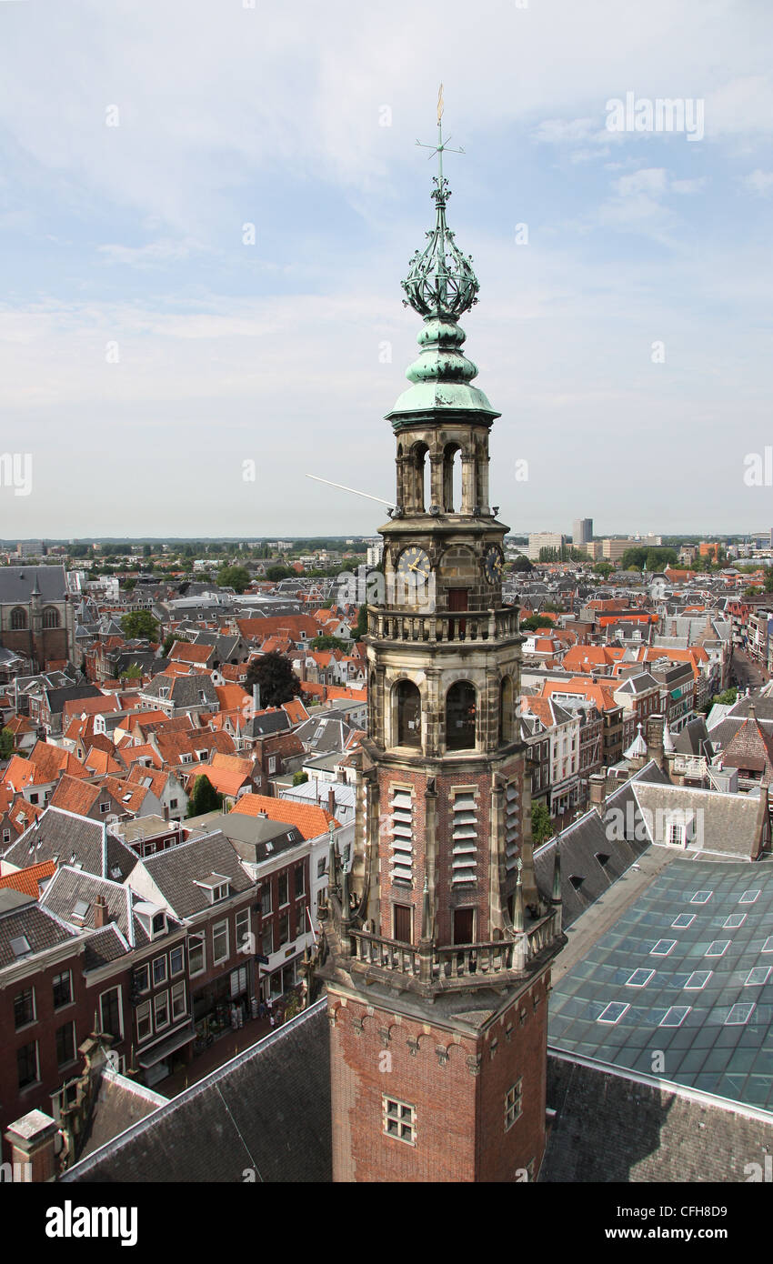 Drohnenbild vom Rathaus und Stadtzentrum der niederländischen Stadt Leiden in den Niederlanden. Älteste Universität in den Niederlanden Stockfoto