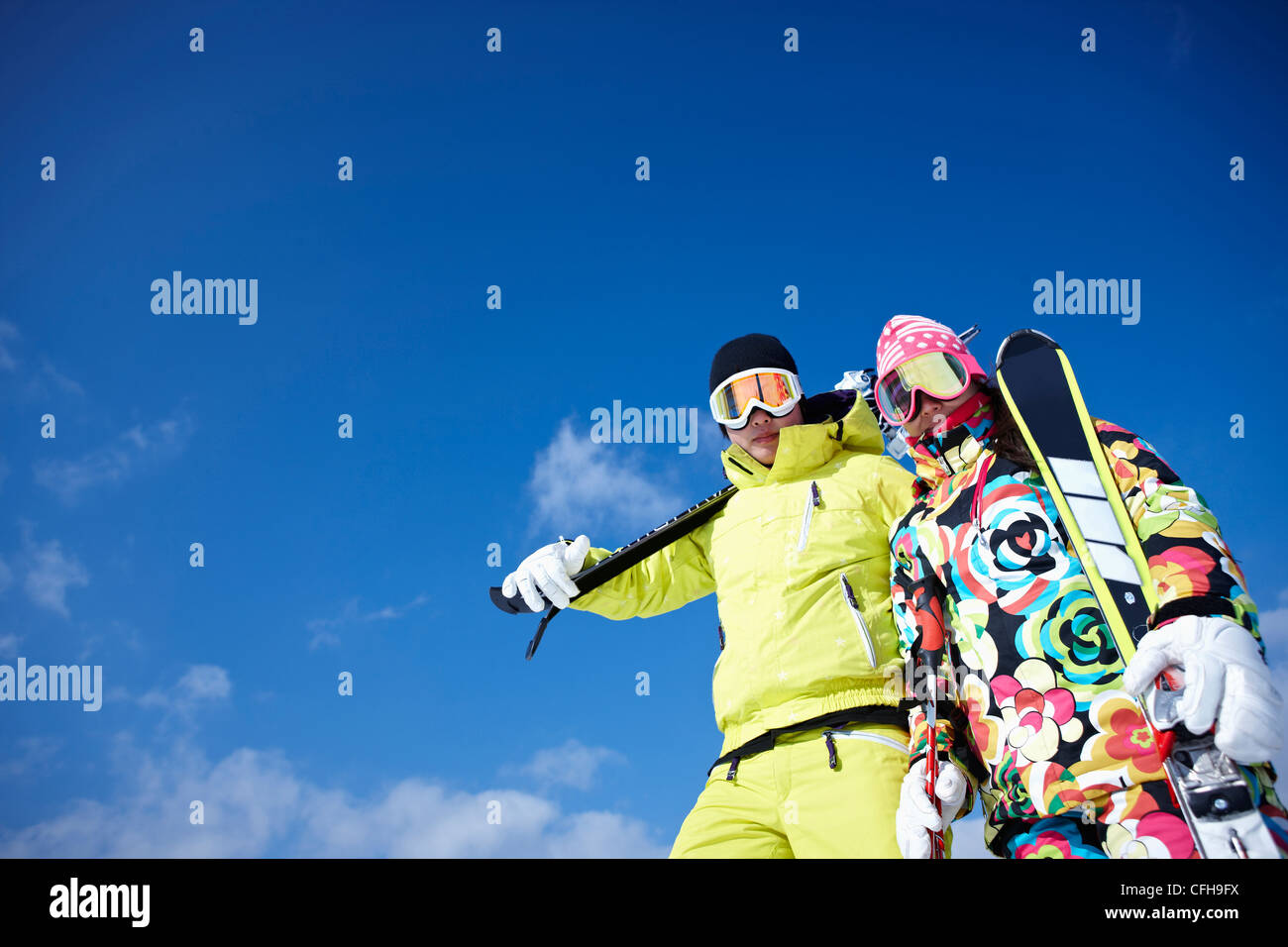 Der Mann und die Frau trägt Skibekleidung mit der Ski-Ausrüstung Stockfoto