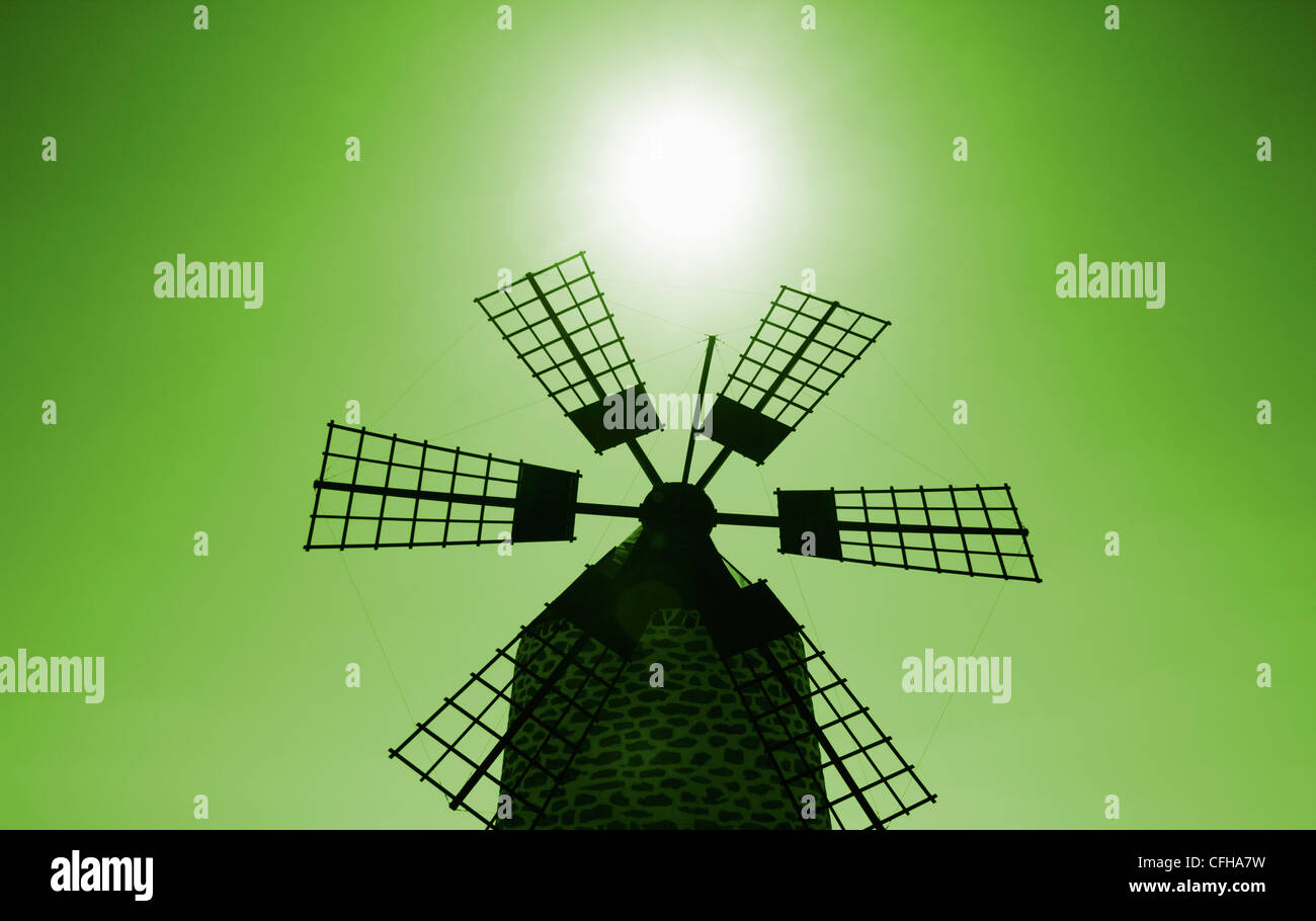 Grüne und saubere Energie Konzept Bild Windmühle mit Sonne im Himmel Stockfoto