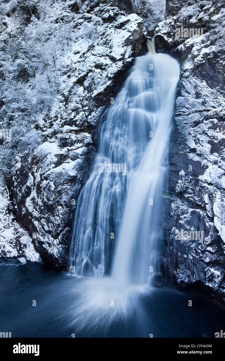 Die Wasserfälle des Foyers im Winter, Invernesshire, Schottland Stockfoto