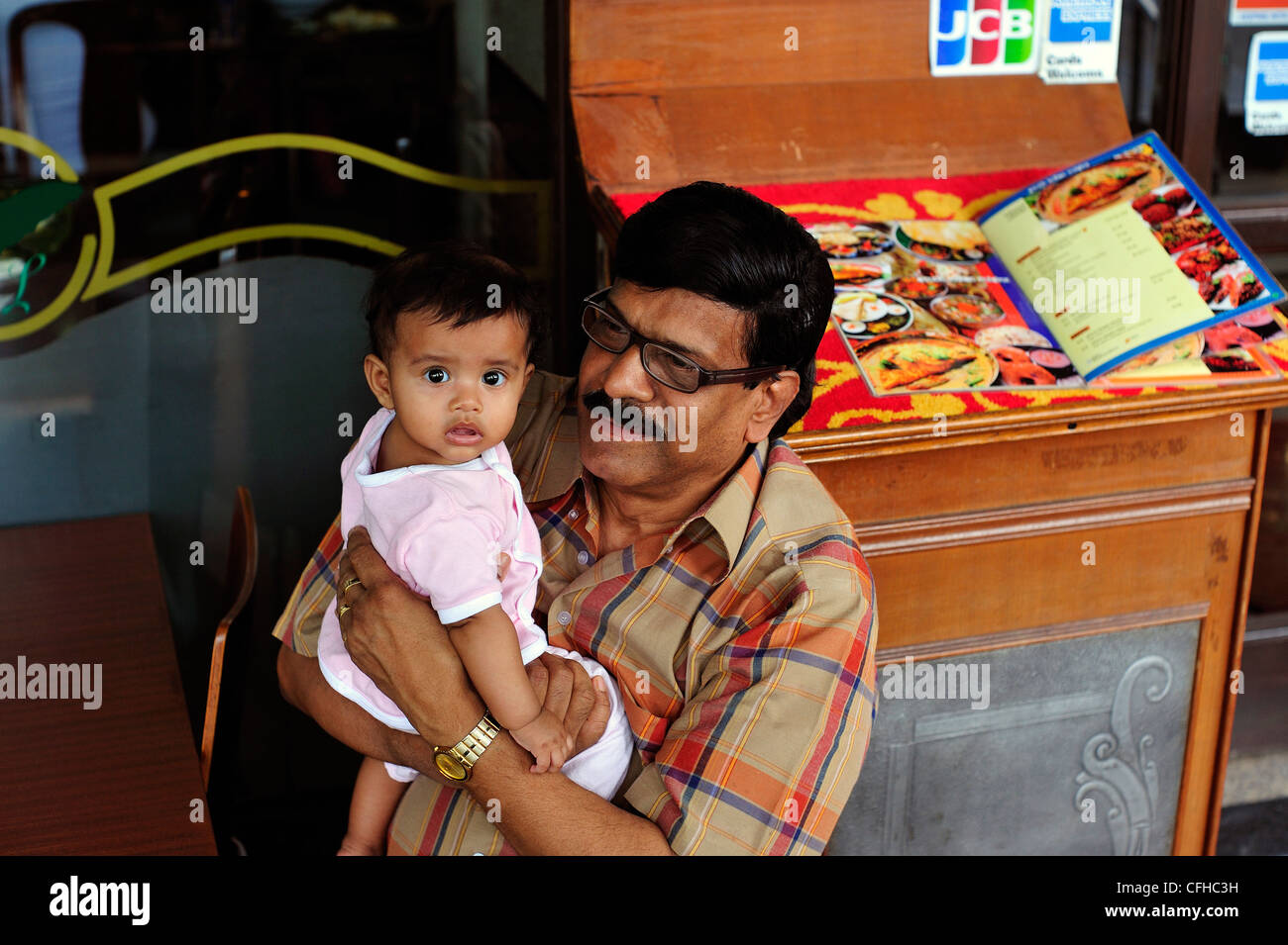 Großartiger Vater mit Enkelin wenig Indien Singapur Stockfoto