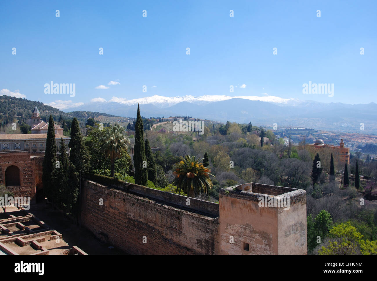 Burgmauern (Alcazaba) mit Blick auf die schneebedeckten Berge der Sierra Nevada, Palast von Alhambra, Granada, Spanien, Europa. Stockfoto