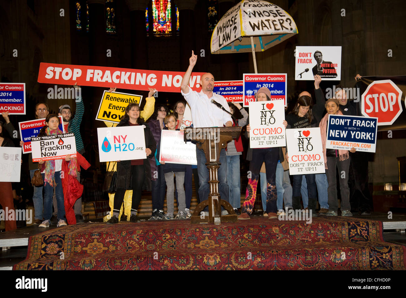 New Yorker Kundgebung am Saint John The Divine Church in New York gegen hydraulic fracturing (Fracking) in NY State. Stockfoto