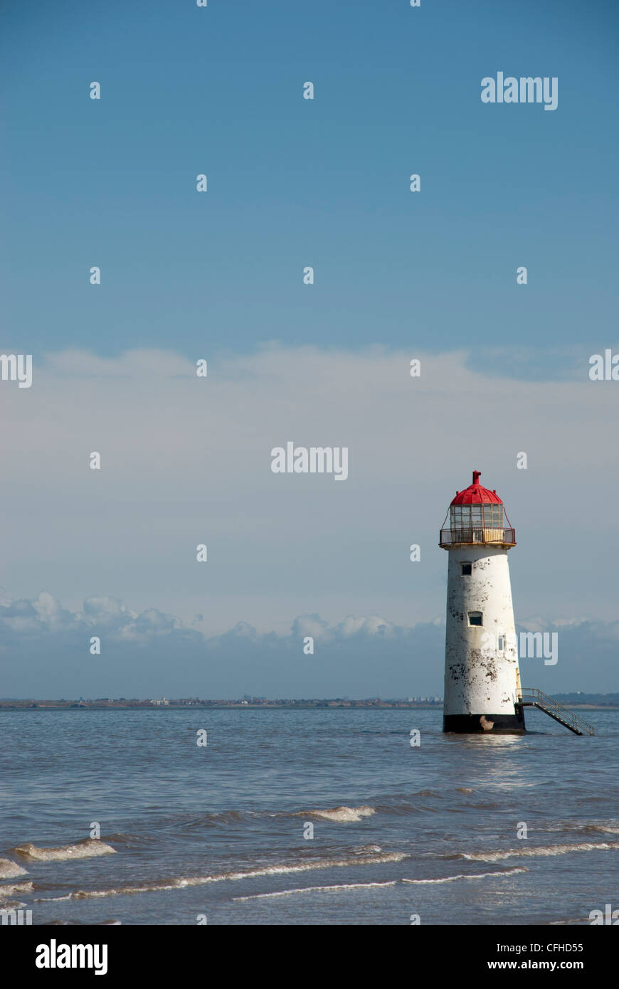 Leuchtturm am Talacre Nord-Wales zeigt den Strand und die Wellen rund um die Basis des Leuchtturms Stockfoto