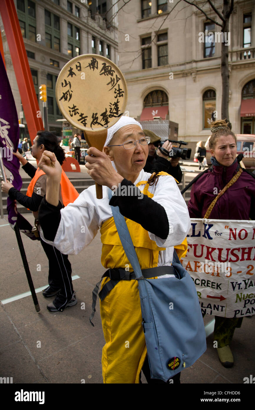 Frieden-Wanderer in New York auf ihrem Weg zum Kernkraftwerk Indian Point auf 1 Jahr-Jubiläum der Fukushima-Katastrophe Stockfoto