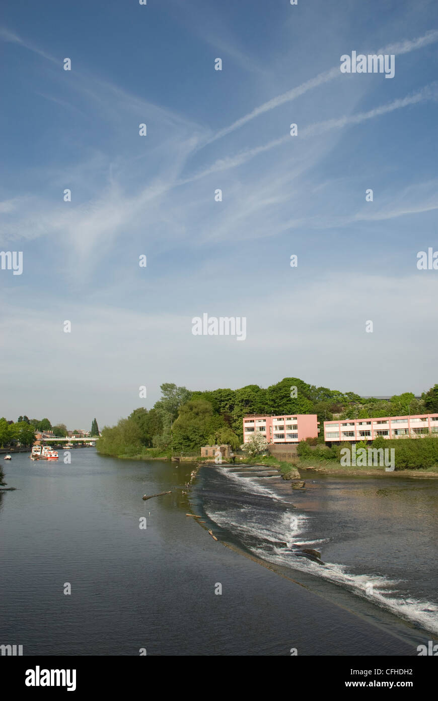 Fluss Dee in Chester mit Wohnungen von Lachs springen und das Wehr an einem schönen sonnigen Tag Stockfoto