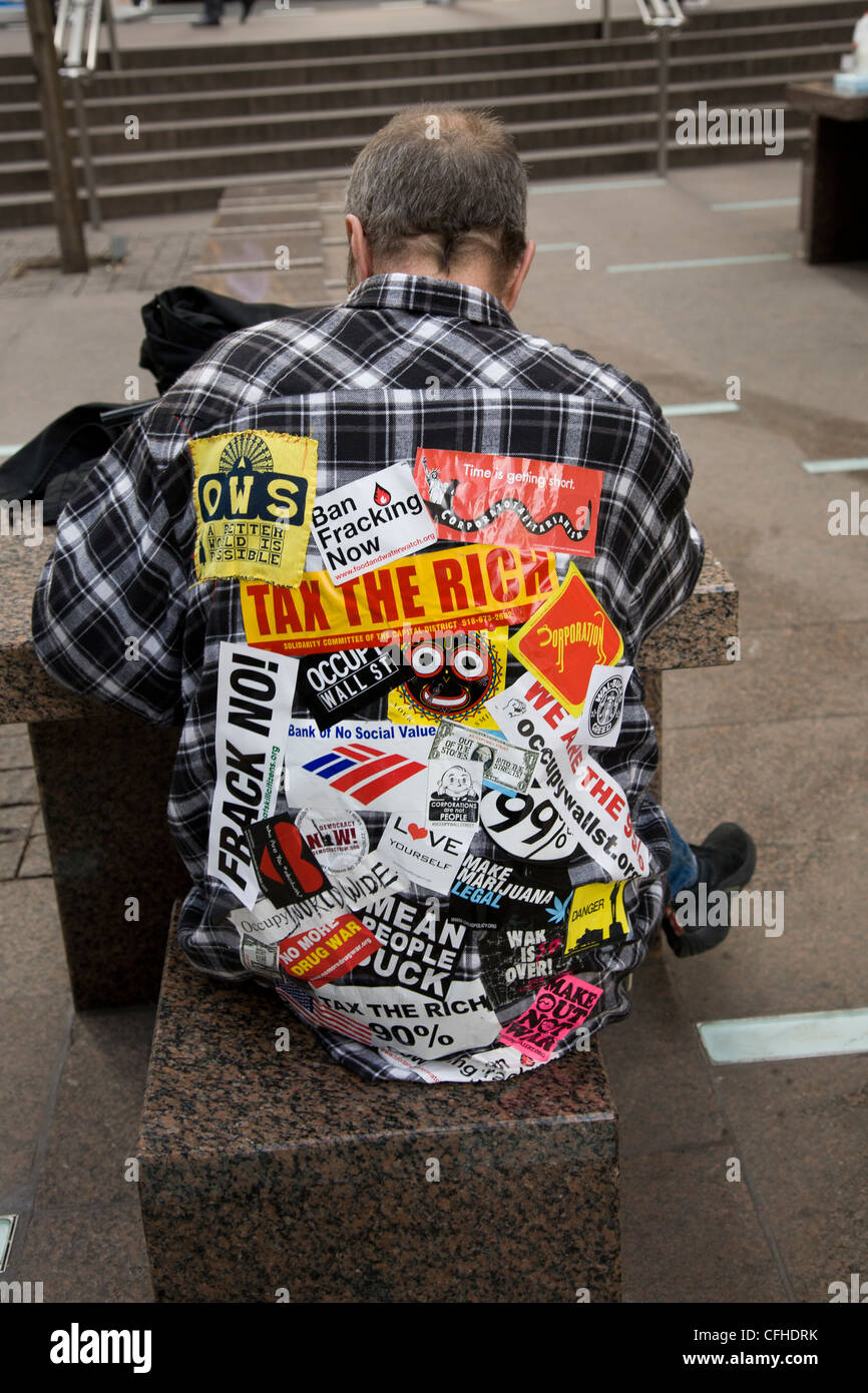 Mann sitzt im Zuccotti Park; (Freiheitsplatz) in New York City. Stockfoto