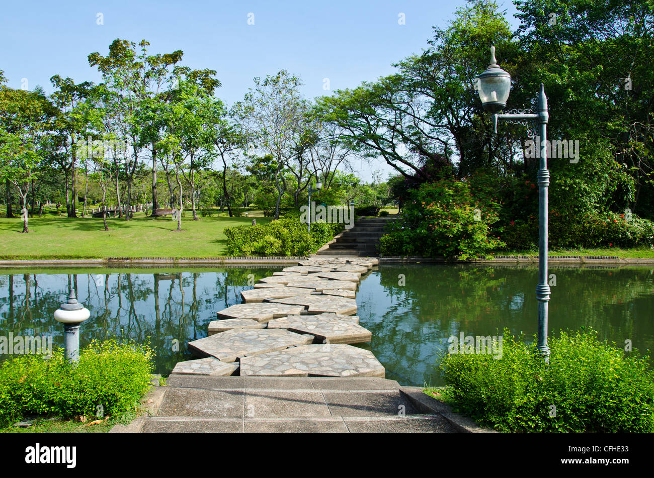 Zu Fuß über den großen Teich im Park. Stockfoto