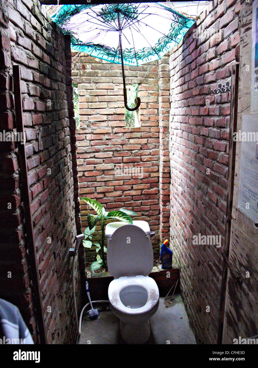 Regenschirm ist als ein Dach in diese Toilettenkabine in Vietnam verwendet. Stockfoto