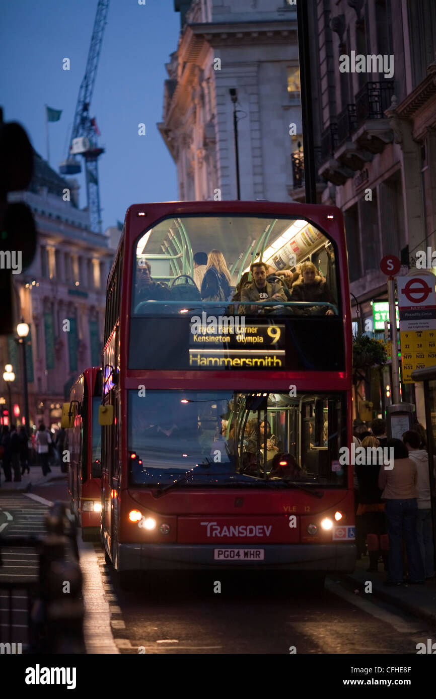 London red Bus im Stau in der Nacht Stockfoto