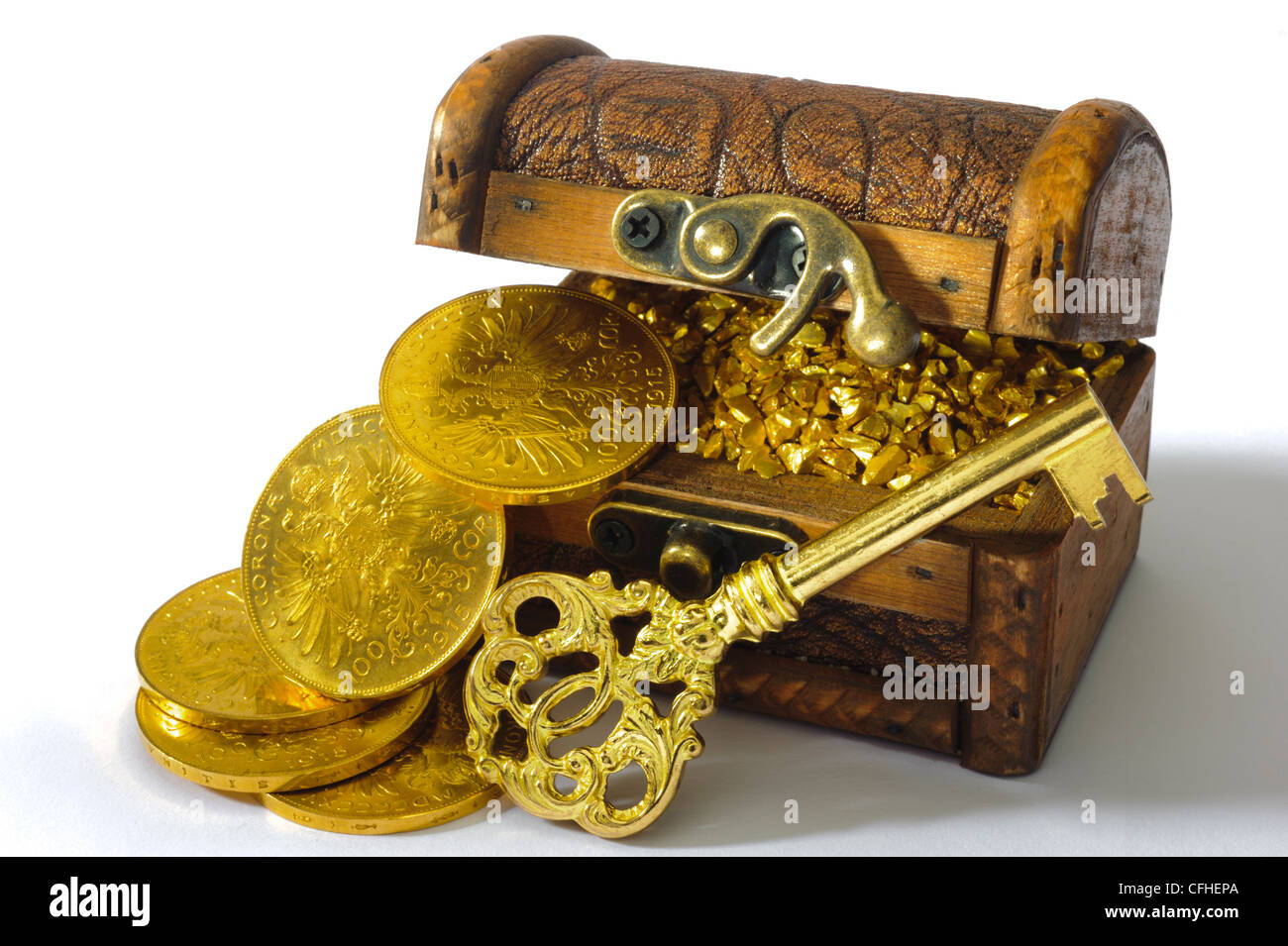 Schatztruhe mit Goldmünzen und Schlüssel Stockfoto