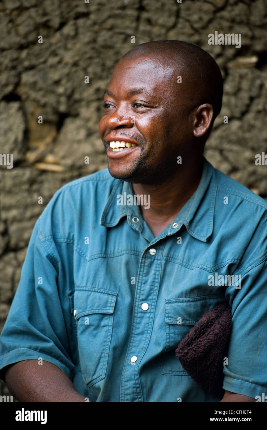 Fairtrade-Vanille und Kakao Landwirt vor seinem Haus in das Ruwenzori-Gebirge in der Nähe von Bundibugyo, Uganda. Stockfoto