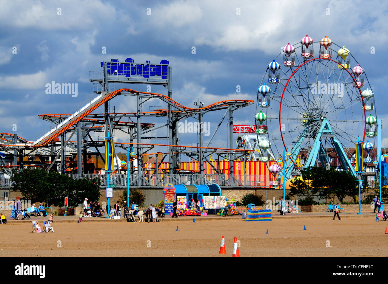 Die Kirmes und Fahrgeschäfte im Skegness Strand UK Stockfoto