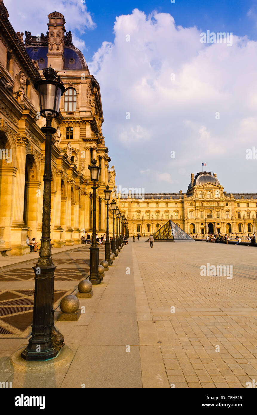 Laternenmasten und Hof an der Louvre-Palast, Louvre-Museum, Paris, Frankreich Stockfoto