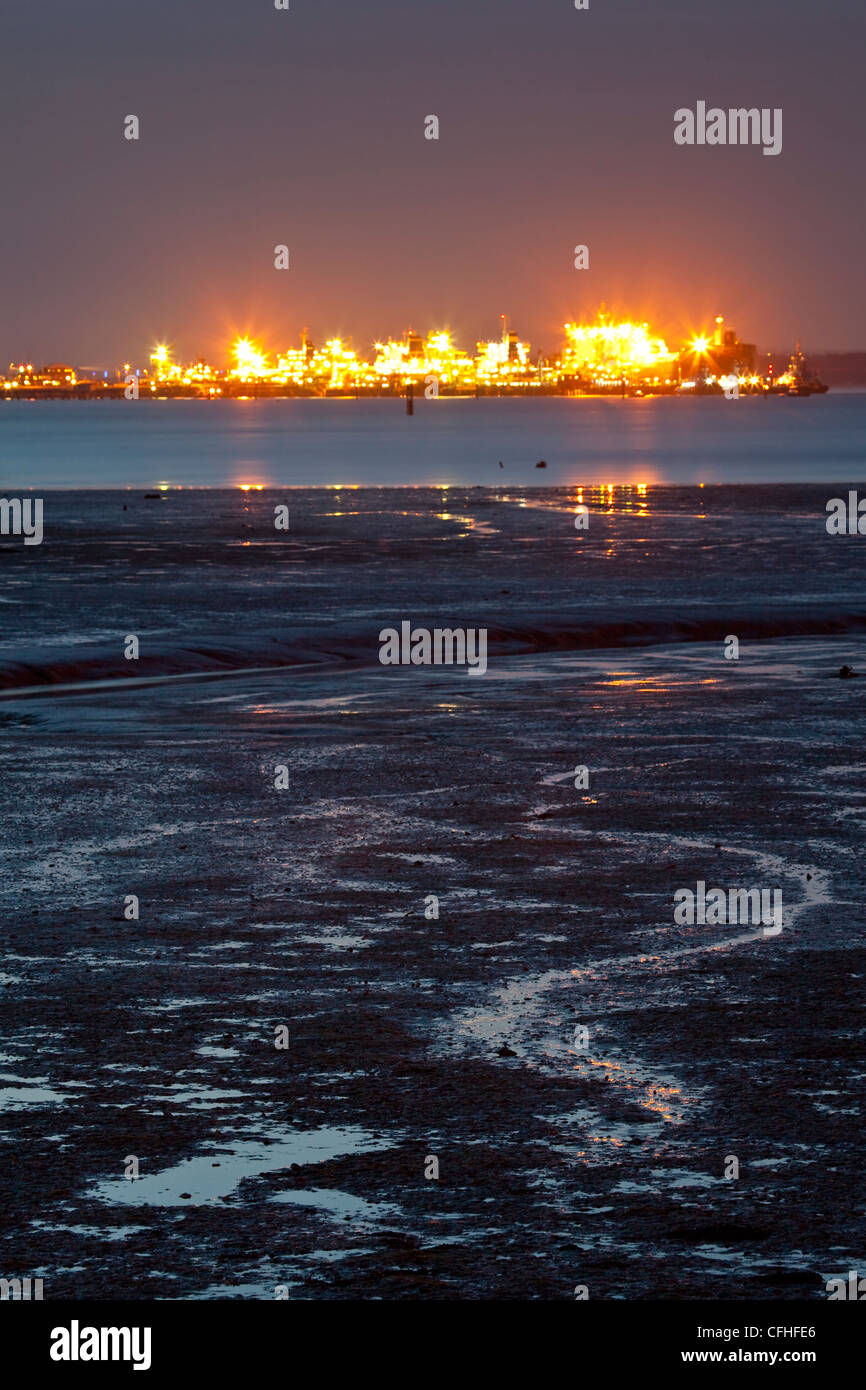 Ein Blick auf die Marine Anlegestelle in Fawley Ölraffinerie in Southampton Water Stockfoto