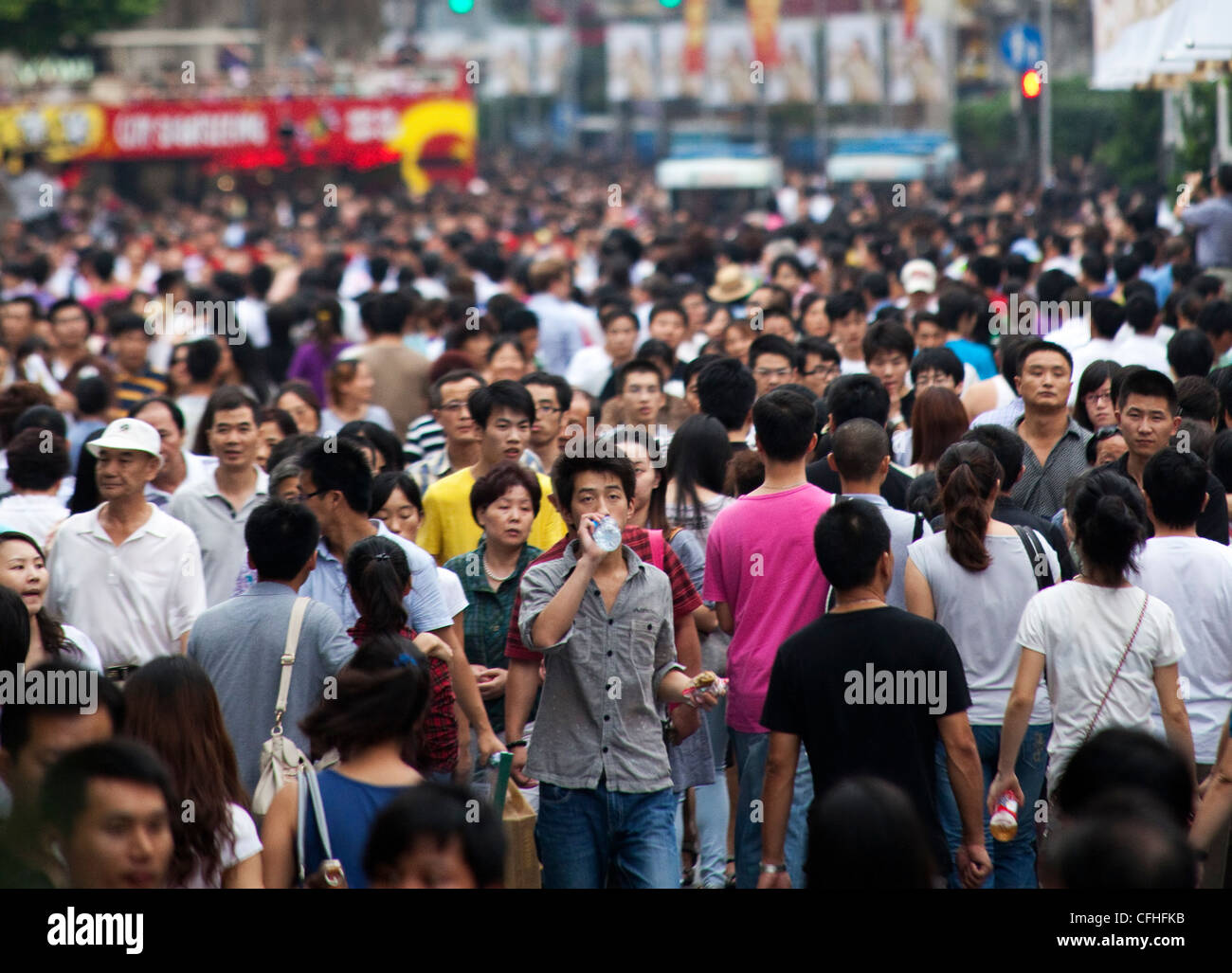 Massen von Menschen an der Nanjing Road Einkaufsstraße in Shanghai, China Stockfoto