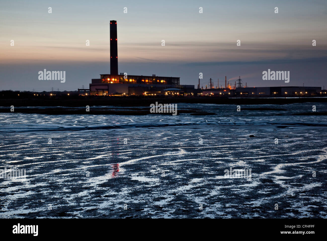 Eine Ansicht von Fawley Kraftwerk in der Nähe von Southampton in der Nacht in Watt Stockfoto
