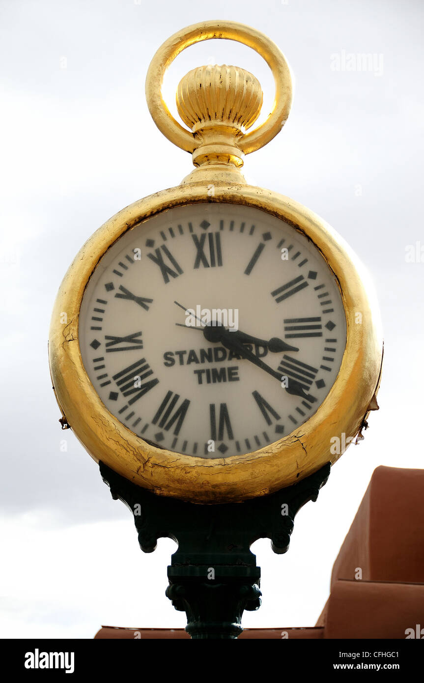 Foto von einer alten Uhr, die sitzt auf dem Stadtplatz in Santa Fe, New Mexico. Das Gesicht der Uhr ist ein wenig verwittert. Stockfoto