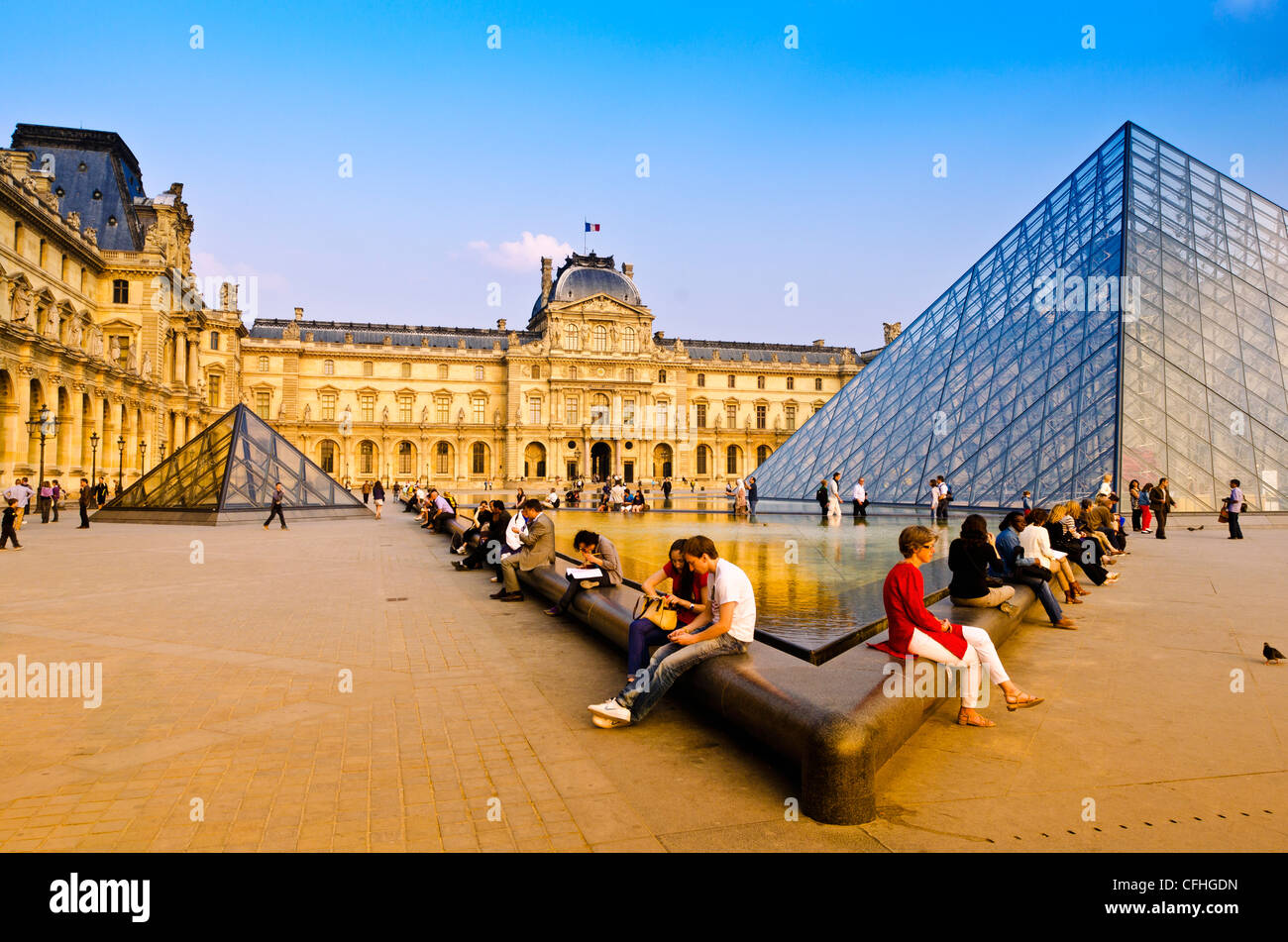Pyramide und Besucher bei der Louvre-Palast, Louvre-Museum, Paris, France Stockfoto