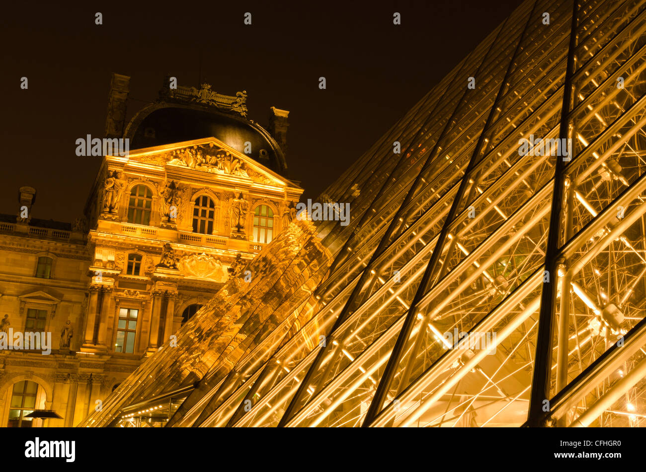 Louvre-Palast und Pyramide bei Nacht, Louvre-Museum, Paris, France Stockfoto