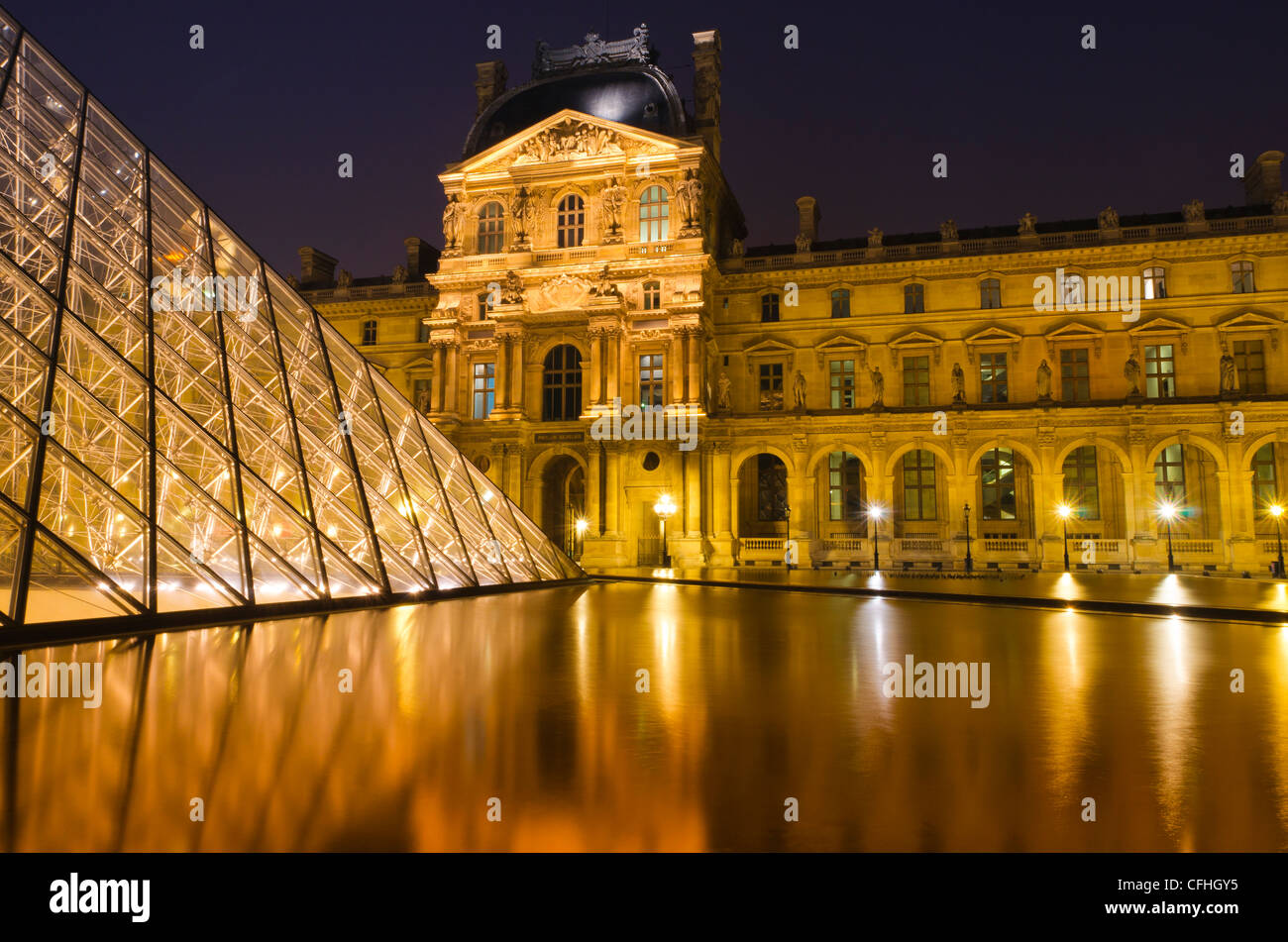 Louvre-Palast und Pyramide bei Nacht, Louvre-Museum, Paris, France Stockfoto