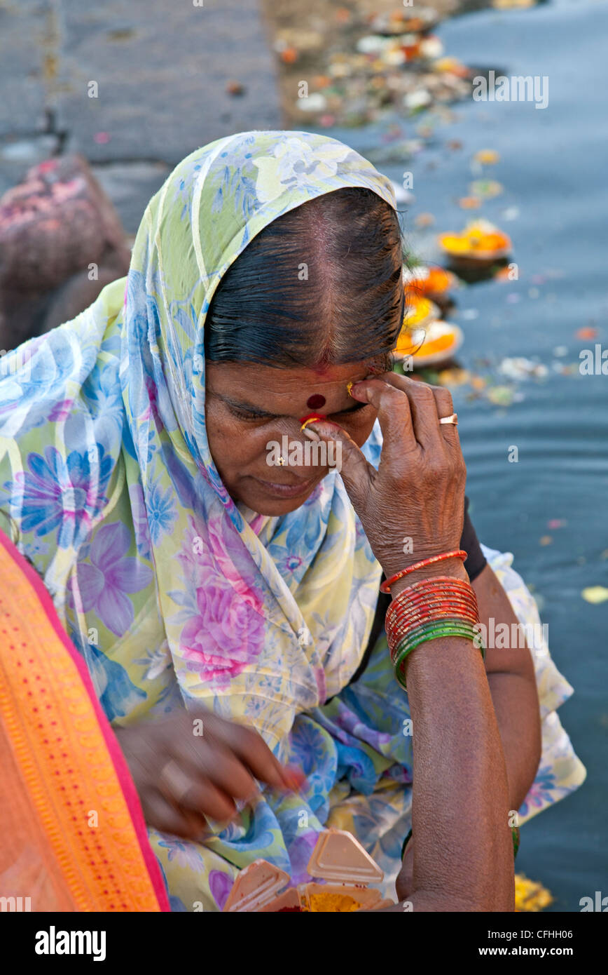 Hindu-Ritual (Markierung ein Bindi auf der Stirn). Nasik. Indien Stockfoto