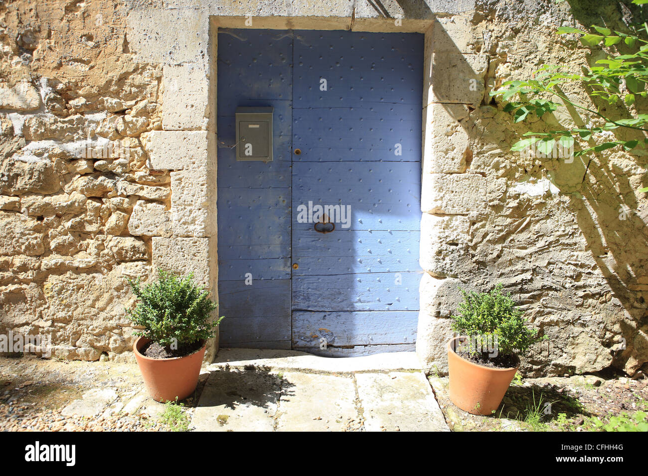 Tür und Topf Pflanzen am Eingang ein Haus in der Dordogne, Frankreich Stockfoto