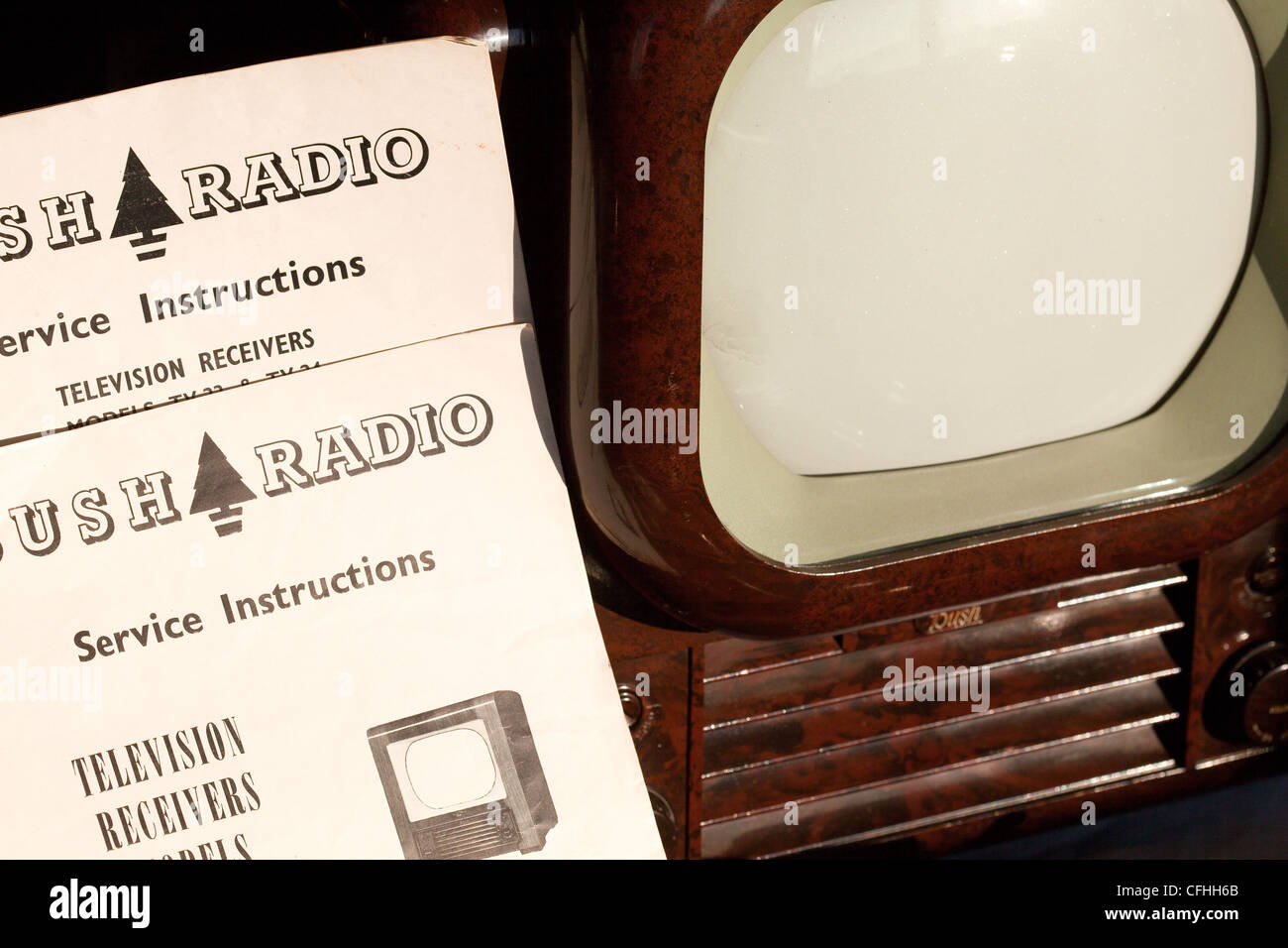 Bush TV22 von 1950, Classic, Bakelit TV Angebote als Auktion viel zusammen mit Anleitung Handbuch / Schaltung-Diagramme. Montrose UK Stockfoto