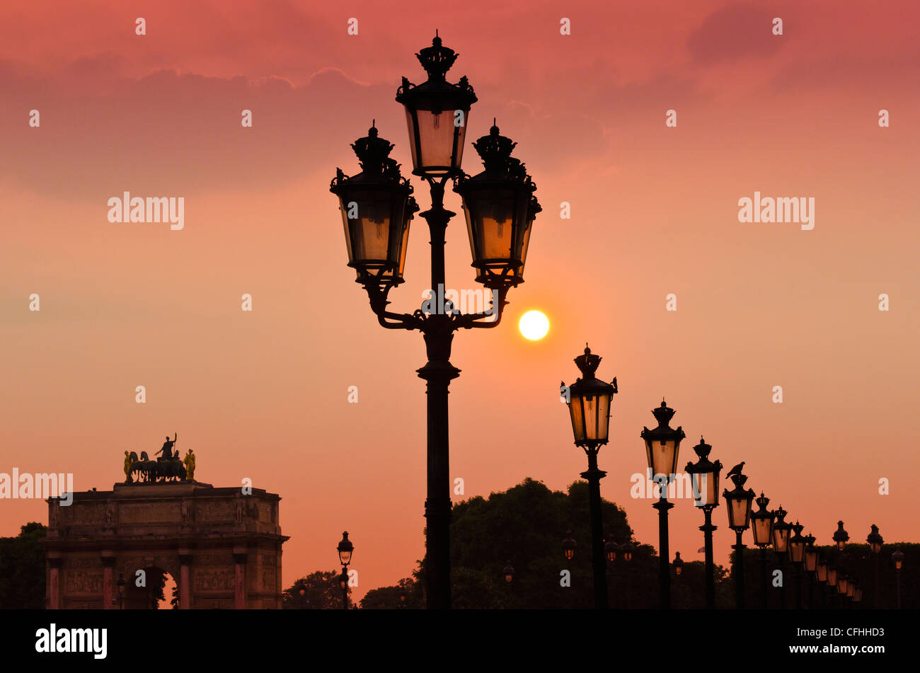 Lampe Beiträge bei Sonnenuntergang, Louvre-Museum, Paris, France Stockfoto