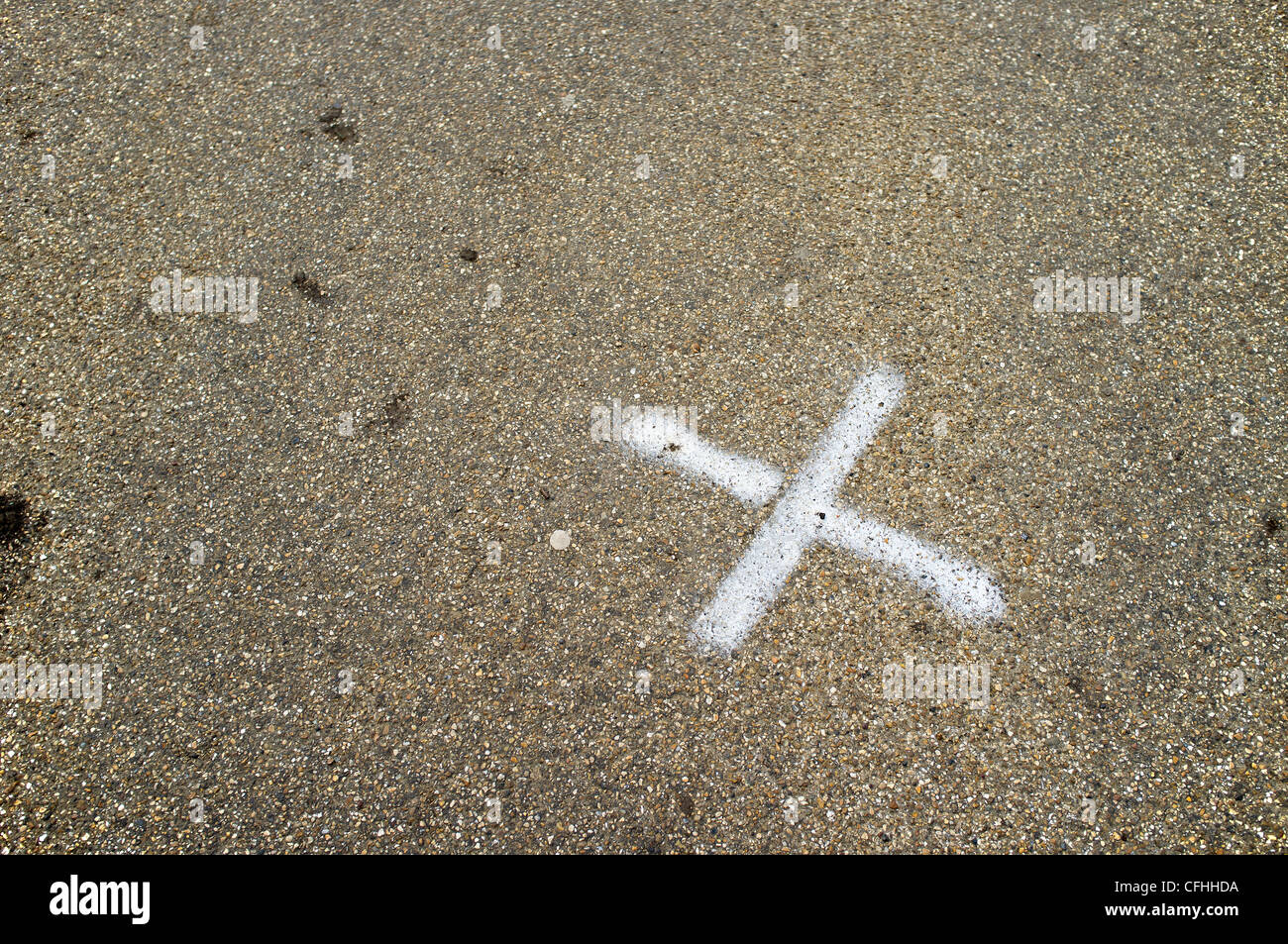 Ein Kreuz auf dem Boden lackiert Stockfoto