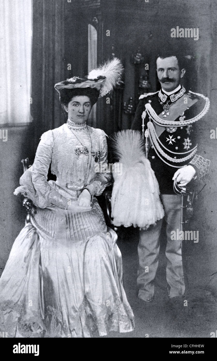 König VICTOR EMMANUEL III von Italien mit seiner Frau Königin Mary Elena im November 1903 Stockfoto
