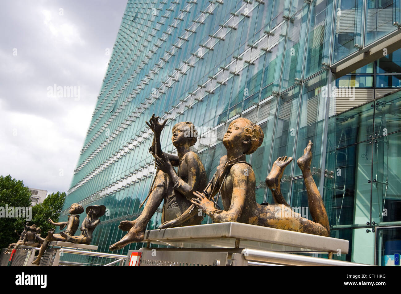 Horizontale Nahaufnahme des Lebens wie Bronze Skulpturen von Kindern außerhalb der Gebäude Charlemagne im Zentrum von Brüssel, Belgien Stockfoto