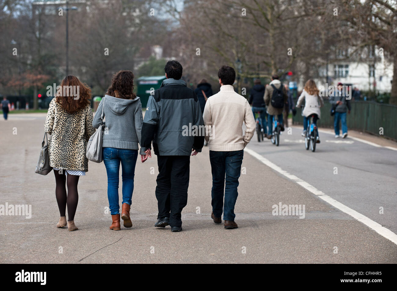 Vier junge Menschen wandern in London Stockfoto