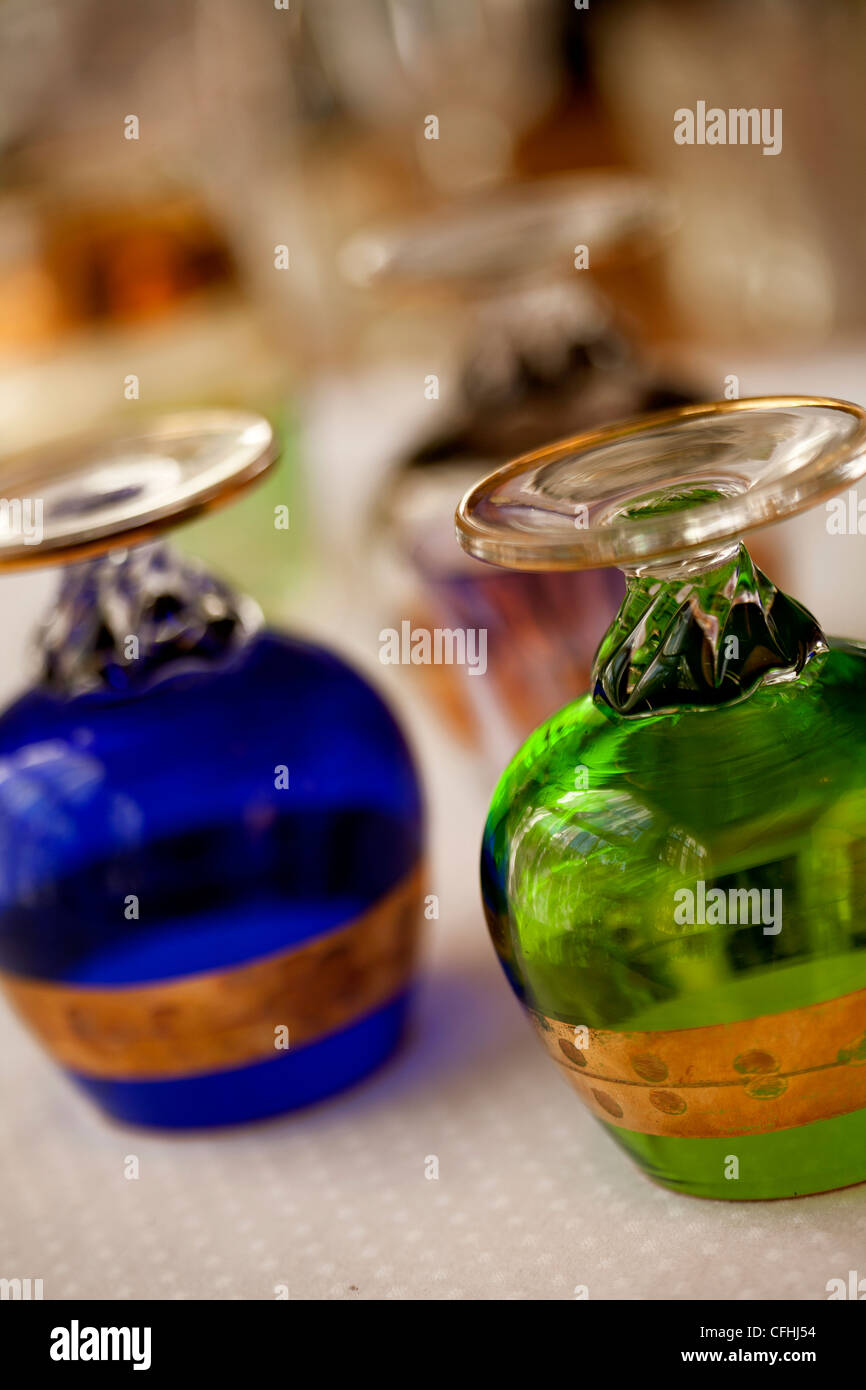 Mundgeblasene, bunten, Crystal Schnaps Gläser mit Blattgold Streifen Stockfoto