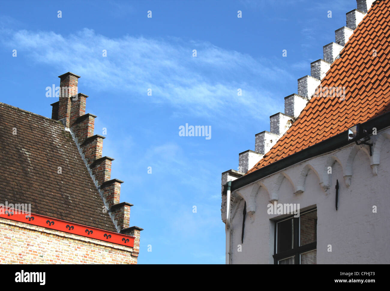 Zwei Dächer in Brügge mit dem charakteristischen trat Fassade Architekturdetail Stockfoto