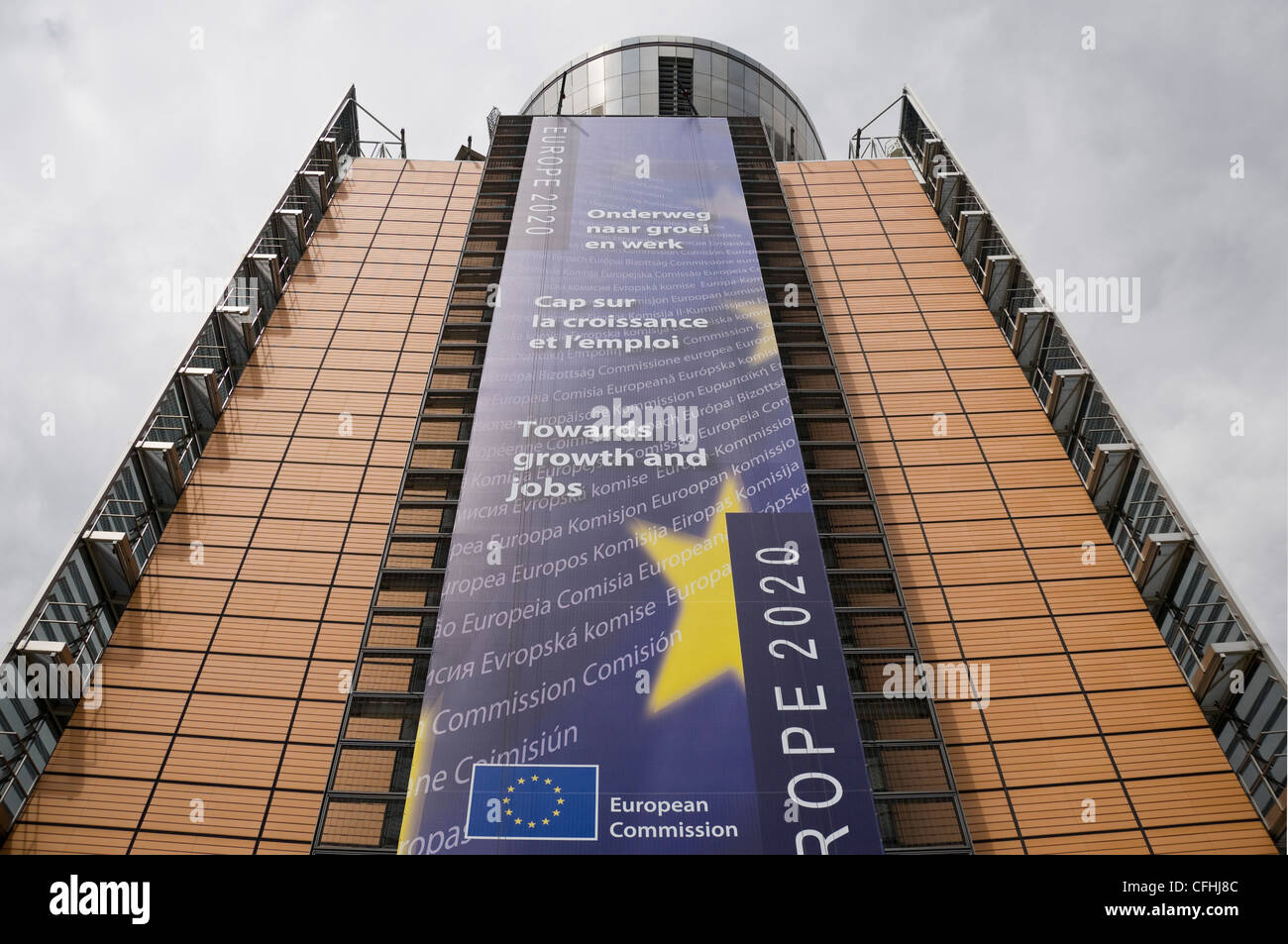 Horizontale Weitwinkelansicht des Außenbereichs des Berlaymont-gebäudes, HQ für die Europäische Kommission, im Zentrum von Brüssel, Belgien Stockfoto