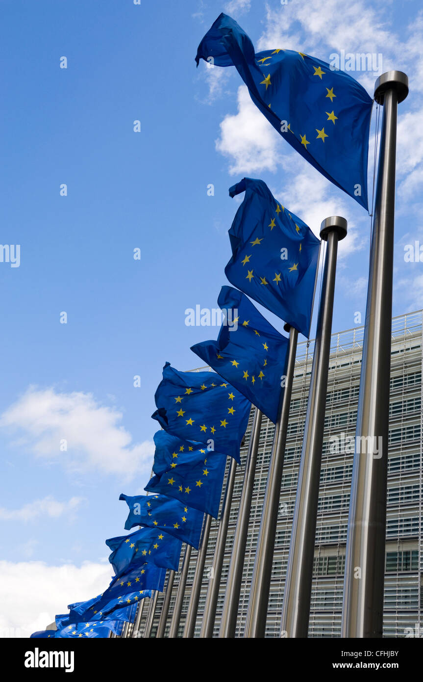 Vertikale Nahaufnahme von vielen markanten Europäische Union Flaggen bei voller Mast außerhalb des Berlaymont Gebäude im Zentrum von Brüssel, Belgien Stockfoto