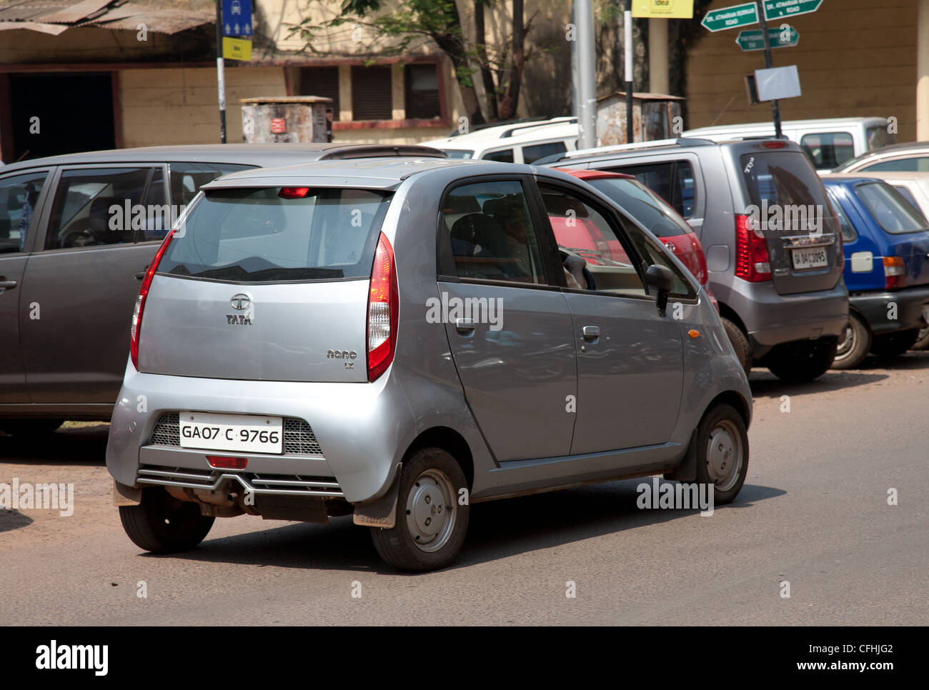 Ein Tata Nano Auto auf der Straße in Goa Indien Stockfoto
