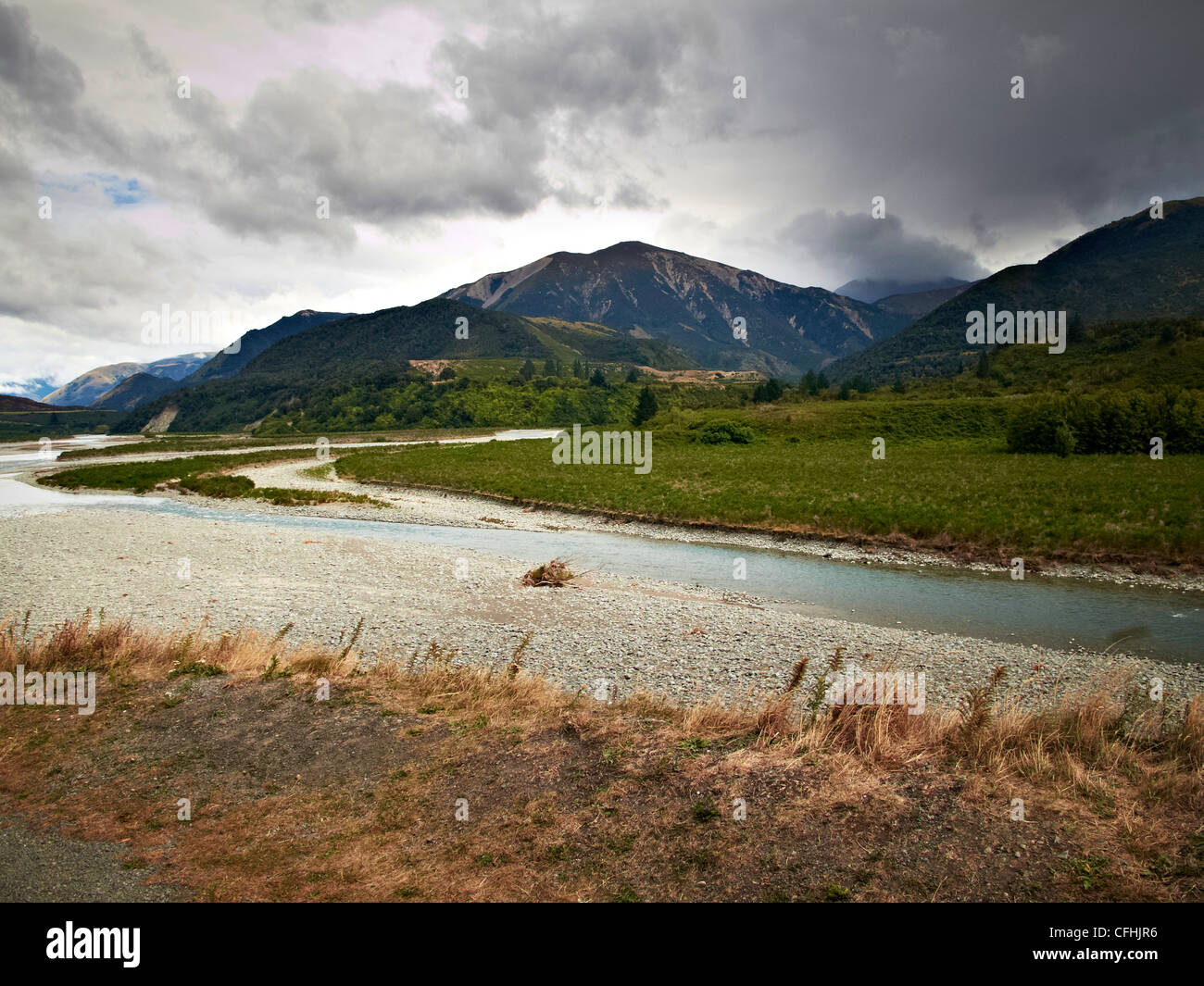 einen schönen Blick über das Tal in Richtung der Berge an einem bewölkten Tag in Neuseeland Stockfoto