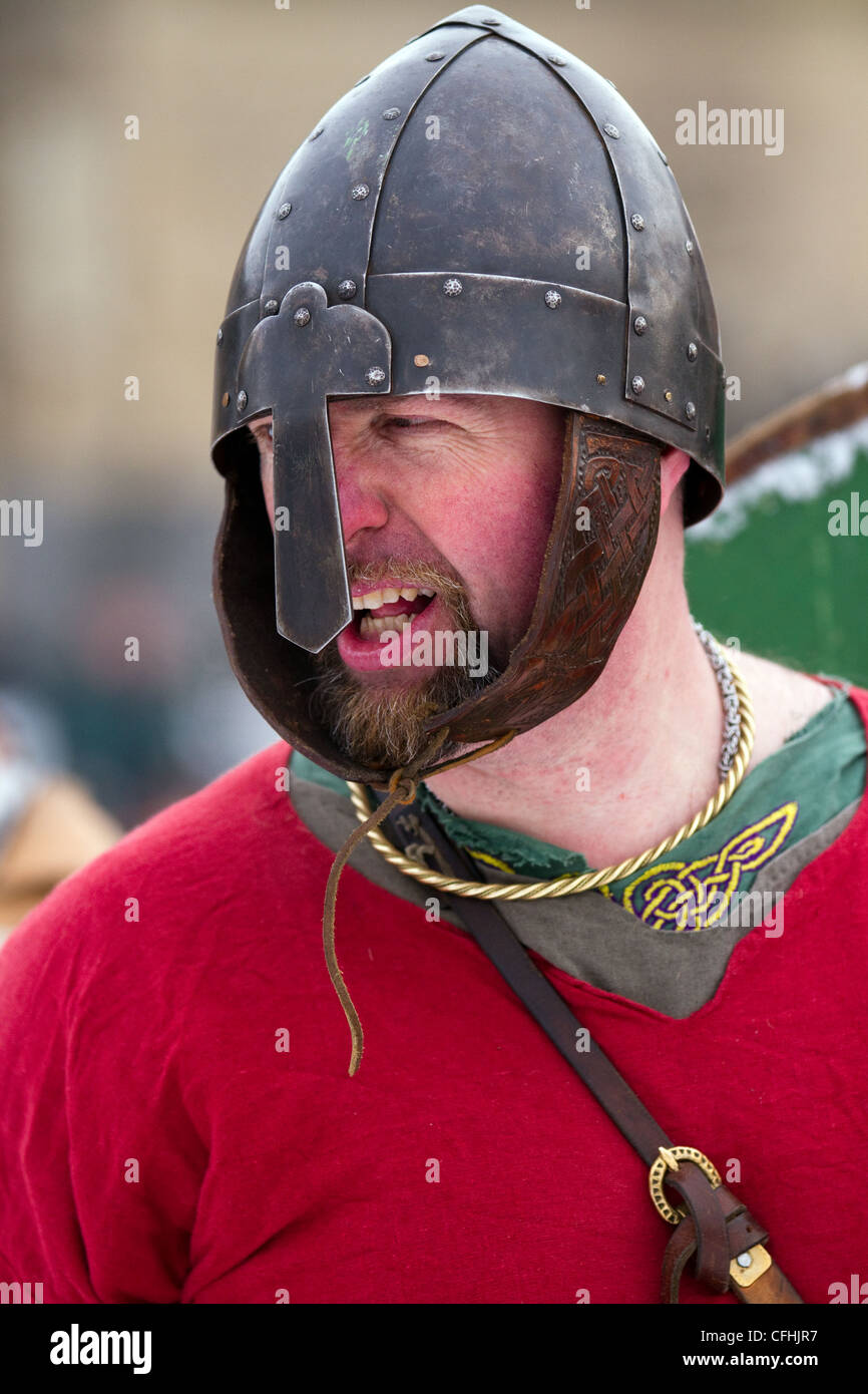 Viking kostümierter männlicher Re-enactor im Spangenhelm-Stil; mit genietetem Helm & Trageschwert, 27th Annual JORVIK Festival in York, UK Stockfoto