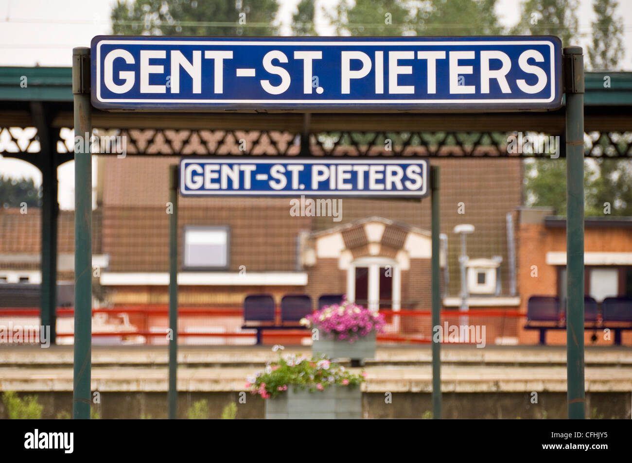 Horizontal in der Nähe anmeldet von Gent St Pieters auf der Plattform am Bahnhof. Stockfoto