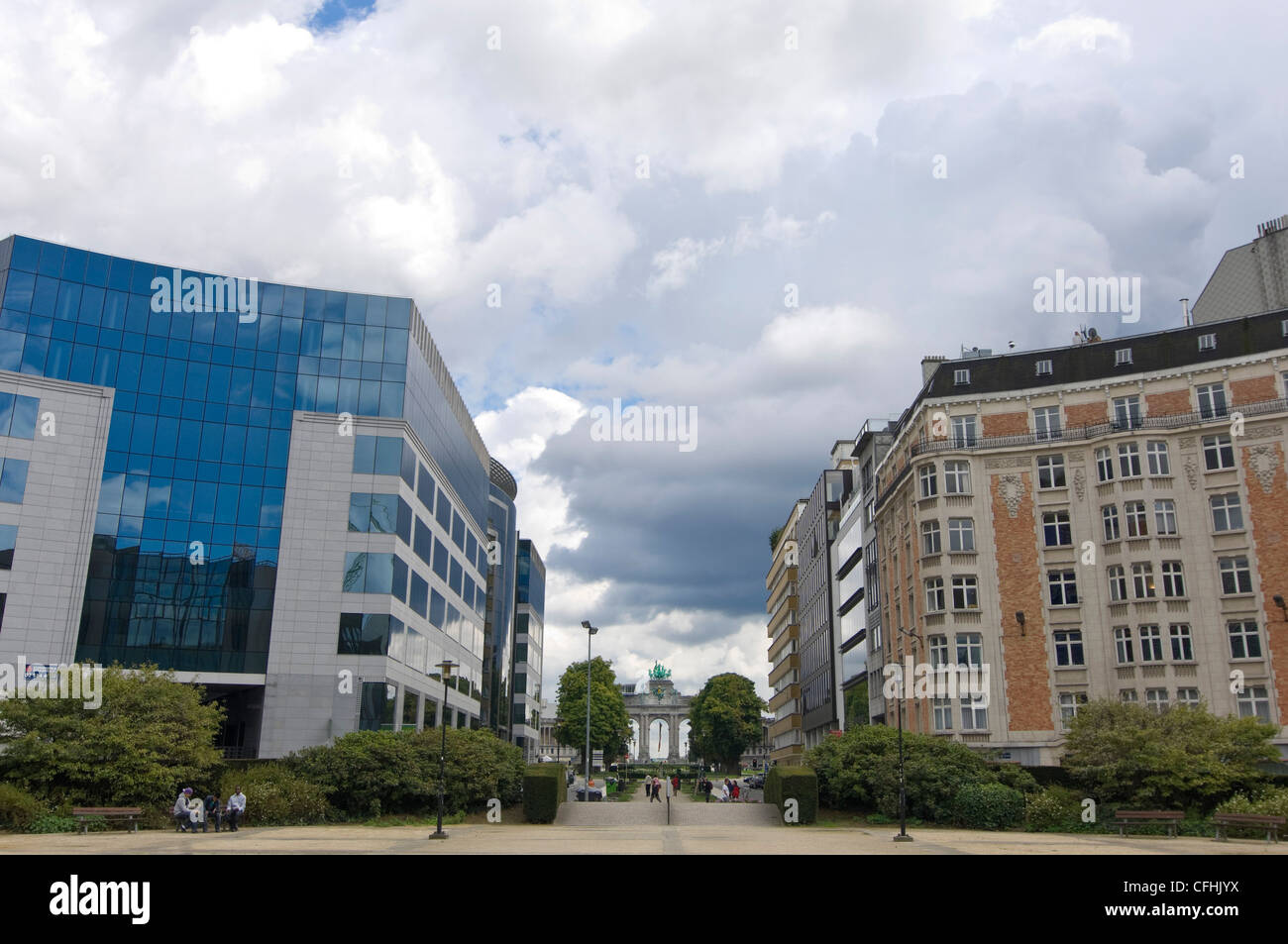Horizontale breite Winkel der Blick auf die Rue de la Loi in Richtung der Triumphbogen im Parc du Cinquantenaire, Brüssel, Belgien Stockfoto