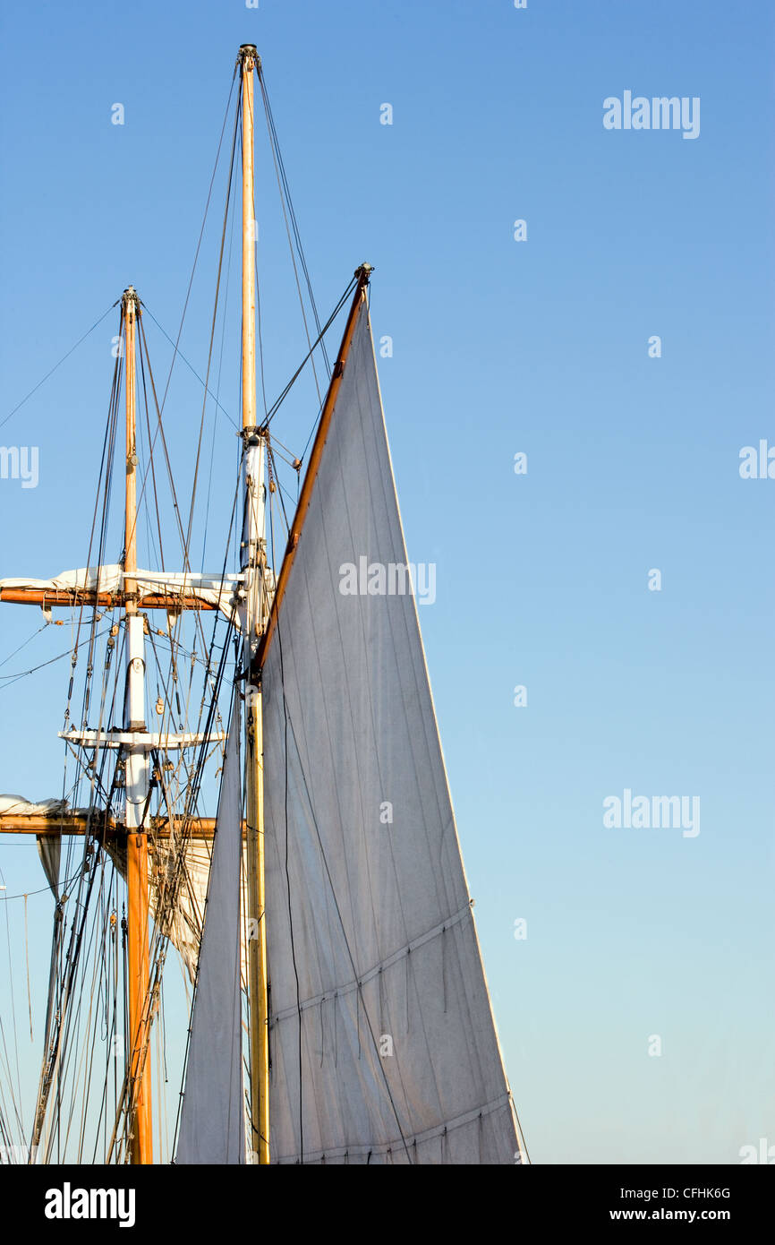 Die Segel und Takelage ein Schoner vor blauem Himmel. Stockfoto