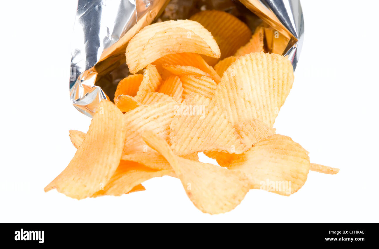 Chips aus goldenen Kartoffeln im Silbersack Stockfoto