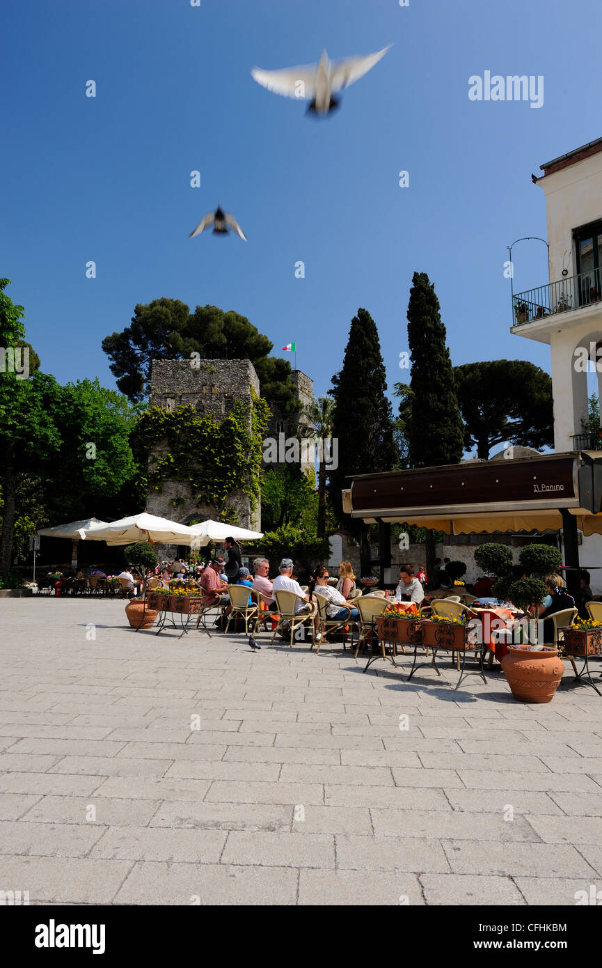 Der einzige Ort, der in der schönen Stadt Ravello beschäftigt zu sein scheint, ist Piazza Duomo. Oherwise Leben ist easy-Going und Slow-Motion in Stockfoto