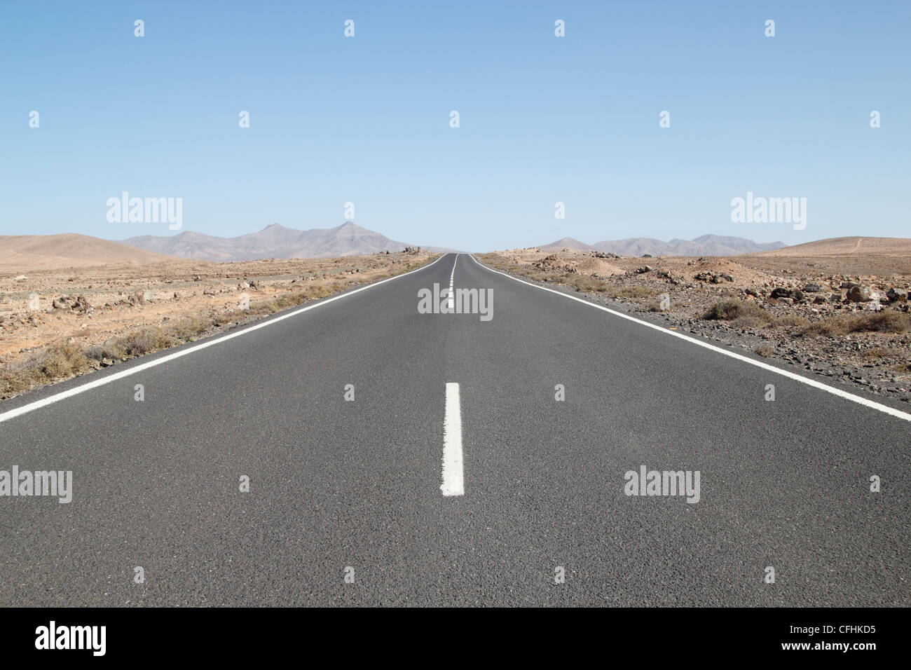 Empty road through desert-like landscape on Fuerteventura Stockfoto