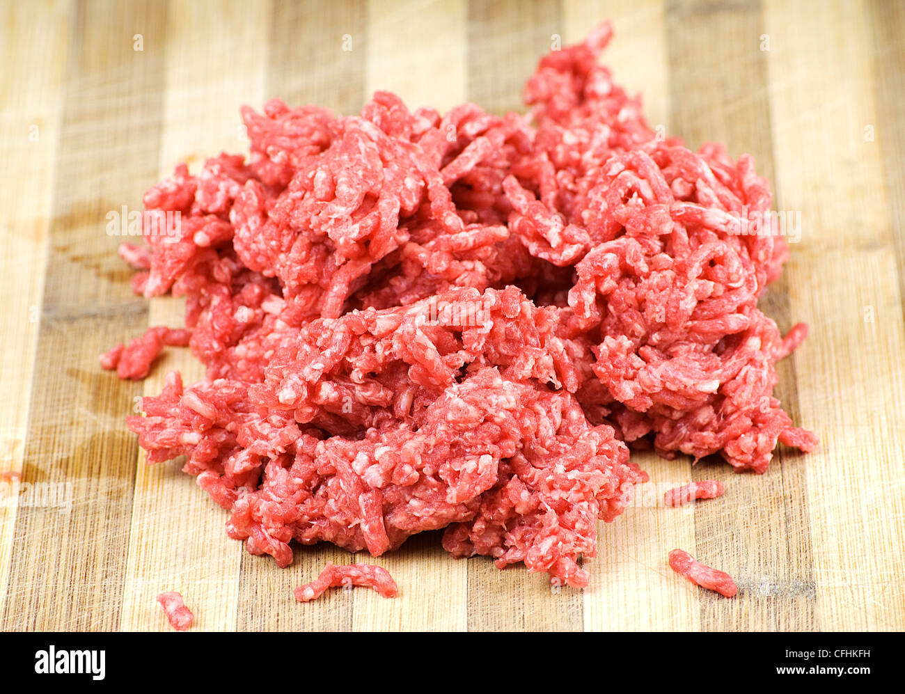 Haufen von frisches rohes Rindfleisch Hackfleisch über Bord Holzküche Stockfoto